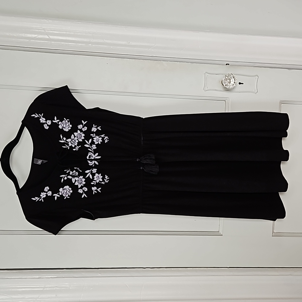 Francesca's Black Dress w/ Embroidered Flowers- M